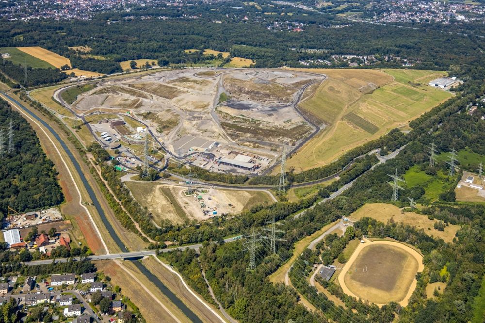 Luftaufnahme Gelsenkirchen - Berg der aufgeschütteten Mülldeponie Zentraldeponie Emscherbruch in Gelsenkirchen im Bundesland Nordrhein-Westfalen, Deutschland