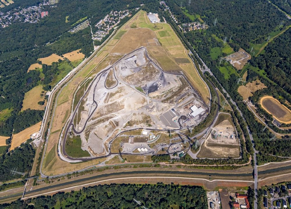 Gelsenkirchen von oben - Berg der aufgeschütteten Mülldeponie Zentraldeponie Emscherbruch in Gelsenkirchen im Bundesland Nordrhein-Westfalen, Deutschland