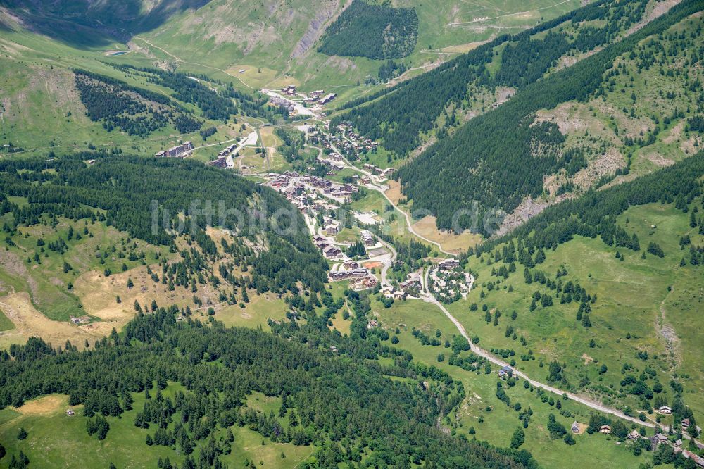 Luftbild Allos - Berg- Dorf - Ansicht am Rande von Wiesen und Waldgebieten in Allos in Provence-Alpes-Cote d'Azur, Frankreich