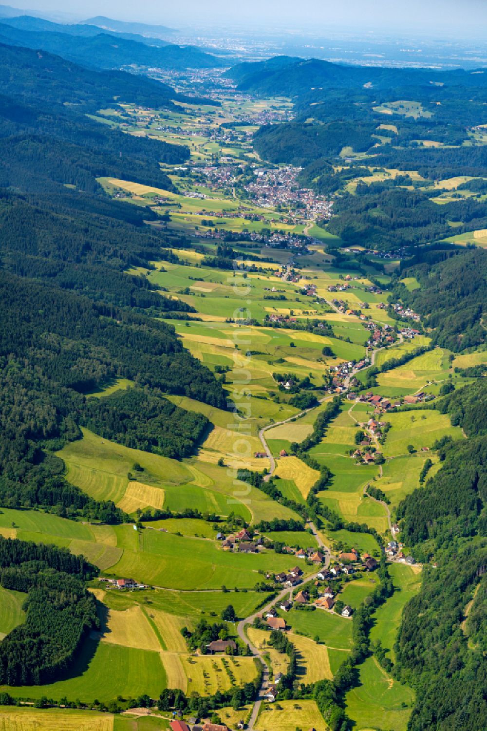 Elzach aus der Vogelperspektive: Berg- und Tal Landschaft in Elzach im Bundesland Baden-Württemberg, Deutschland