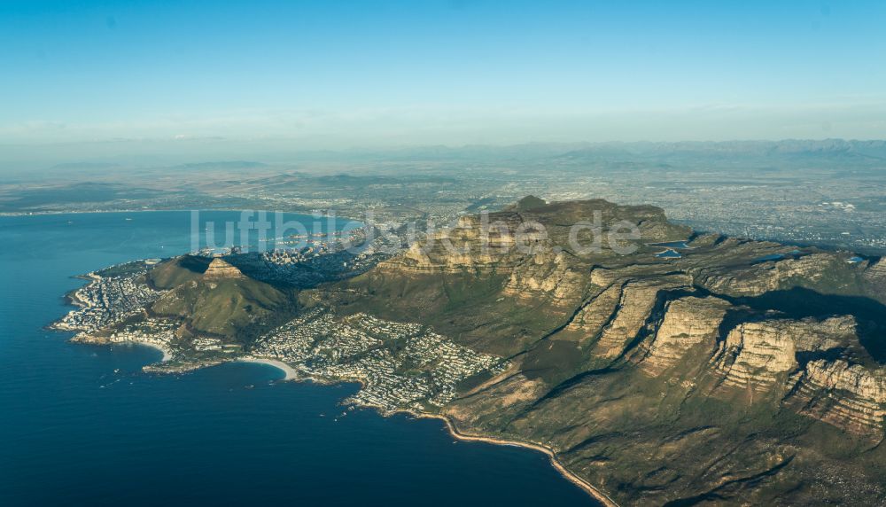 Kapstadt von oben - Berg- und Tal Landschaft in Kapstadt in Western Cape, Südafrika
