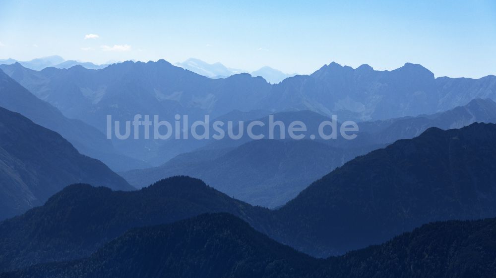 Zirl aus der Vogelperspektive: Berg- und Tal Landschaft in Zirl in Tirol, Österreich