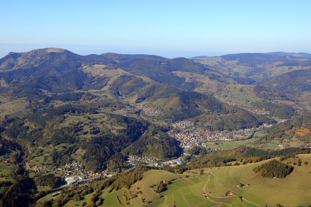 Schönau im Schwarzwald von oben - Berg- und Tallandschaft im Südschwarzwald bei Schönau im Schwarzwald im Bundesland Baden-Württemberg