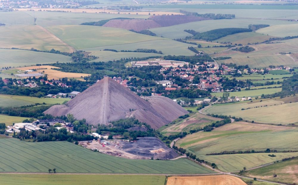 Luftaufnahme Lutherstadt Eisleben - Bergbau- Abraumhalde des ehemaligen Kupfer - Bergbaus in Volkstedt im Bundesland Sachsen-Anhalt, Deutschland