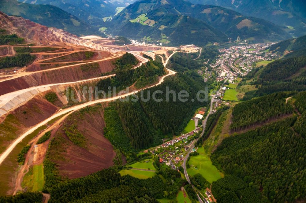 Eisenerz aus der Vogelperspektive: Bergbau- Abraumhalde Erzberg in Eisenerz in Steiermark, Österreich