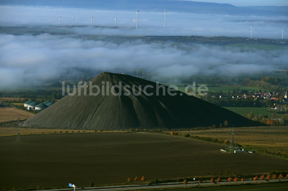 Luftbild Niederröblingen (Helme) - Bergbau- Abraumhalde des Kupferbergbaus vor einer Hochnebelschicht in Niederröblingen (Helme) im Bundesland Sachsen-Anhalt, Deutschland