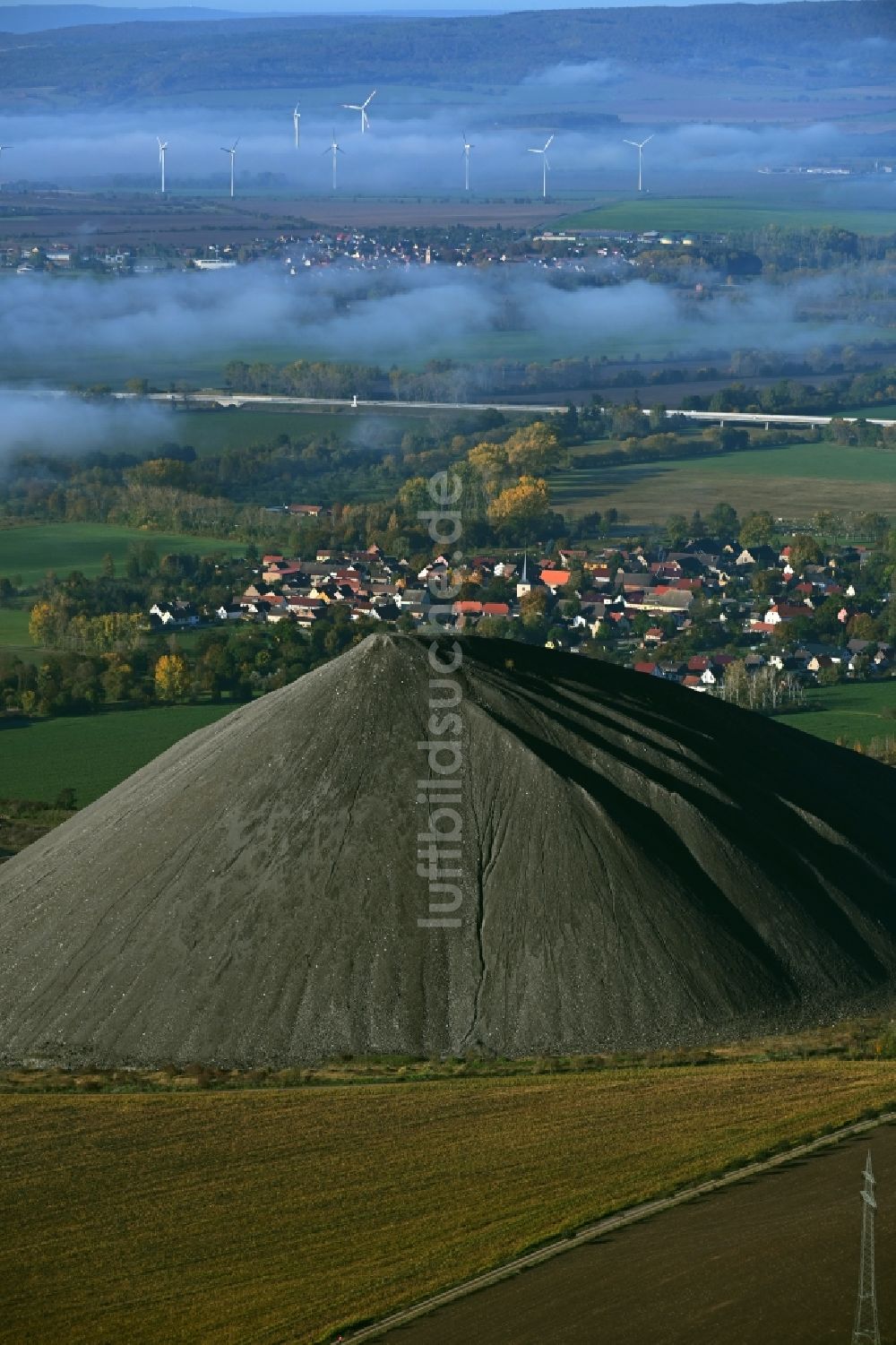 Luftbild Niederröblingen (Helme) - Bergbau- Abraumhalde des Kupferbergbaus vor einer Hochnebelschicht in Niederröblingen (Helme) im Bundesland Sachsen-Anhalt, Deutschland