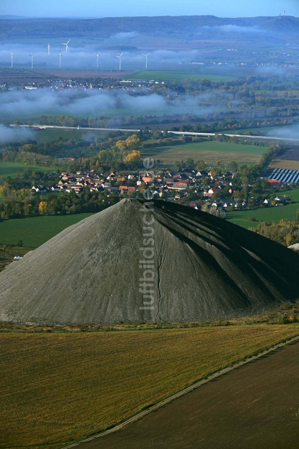 Luftaufnahme Niederröblingen (Helme) - Bergbau- Abraumhalde des Kupferbergbaus vor einer Hochnebelschicht in Niederröblingen (Helme) im Bundesland Sachsen-Anhalt, Deutschland