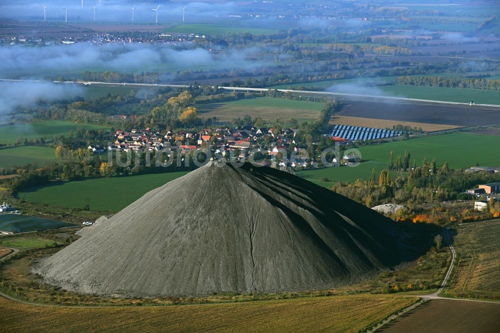 Niederröblingen (Helme) von oben - Bergbau- Abraumhalde des Kupferbergbaus vor einer Hochnebelschicht in Niederröblingen (Helme) im Bundesland Sachsen-Anhalt, Deutschland