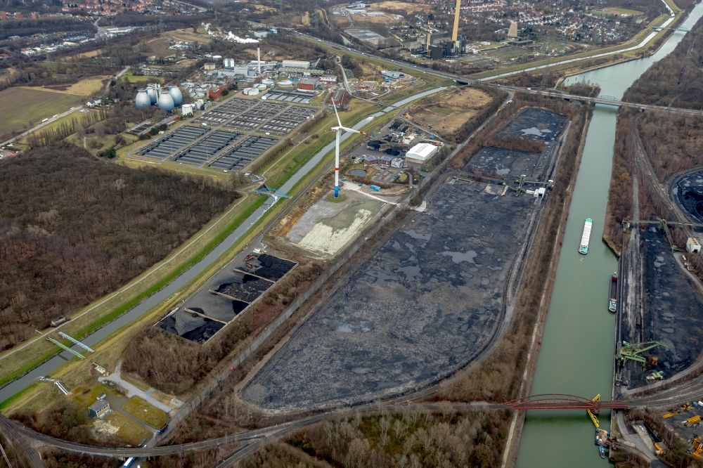 Luftbild Bottrop - Bergbau- Abraumhalde am Sturmshof in einem Industrie- und Gewerbegebiet in Bottrop im Bundesland Nordrhein-Westfalen - NRW, Deutschland