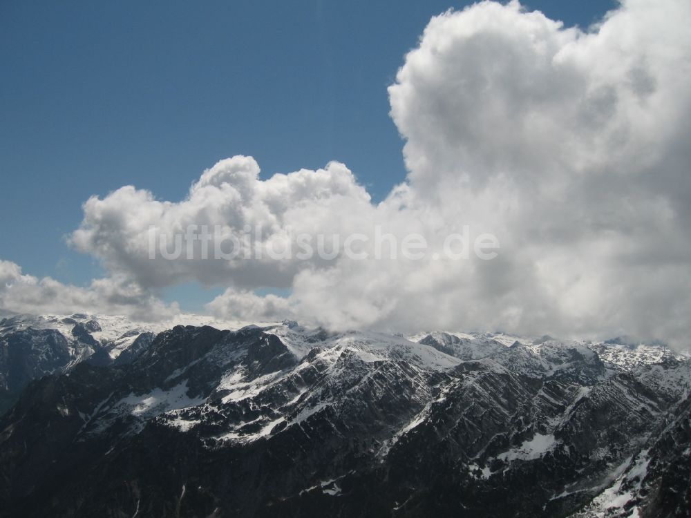 Saalfelden am Steinernen Meer von oben - Berge in Wolken in Saalfelden am Steinernen Meer in Österreich