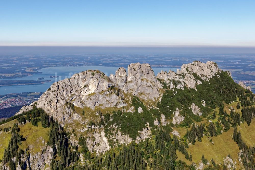 Aschau im Chiemgau von oben - Berggipfel Kampenwand in den Chiemgauer Alpen im Bundesland Bayern