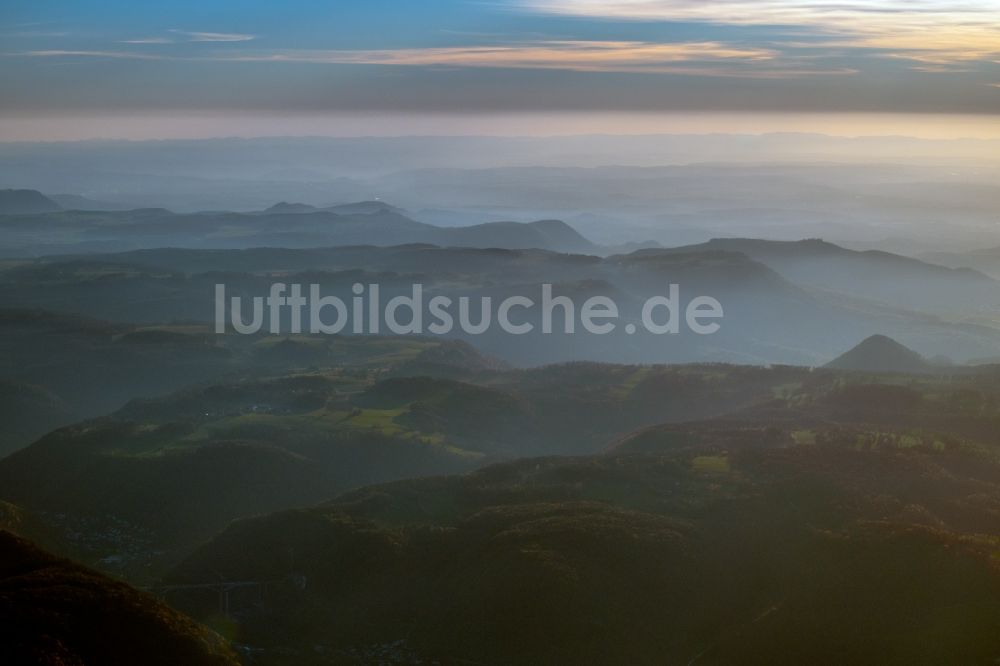 Luftaufnahme Oberkochen - Berglandschaft bei Abenddämmerung in Oberkochen im Bundesland Baden-Württemberg, Deutschland