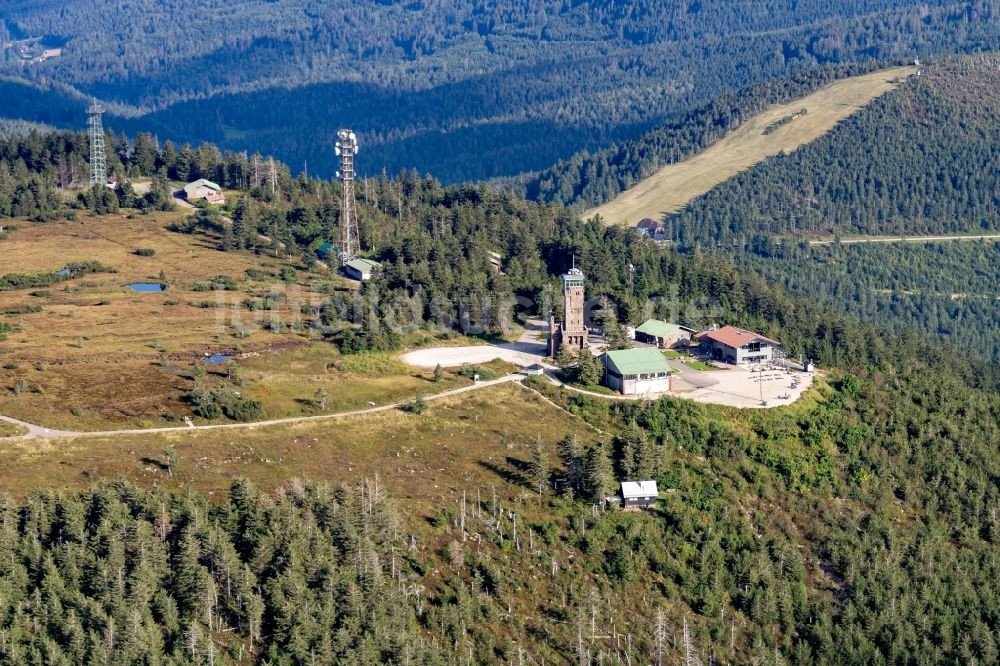 Luftaufnahme Seebach - Berglandschaft der Hornisgrinde mit dem Grindeturm und der alten Grindehütte in Seebach im Bundesland Baden-Württemberg, Deutschland