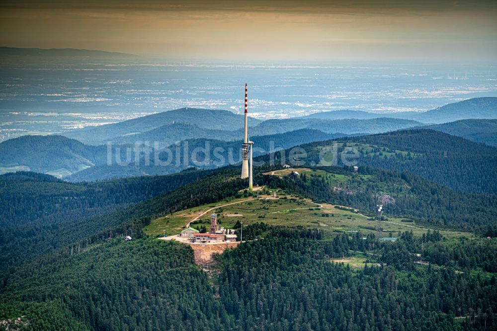 Luftaufnahme Seebach - Berglandschaft der Hornisgrinde mit dem Grindeturm und der alten und neuen Grindehütte in Seebach im Bundesland Baden-Württemberg, Deutschland