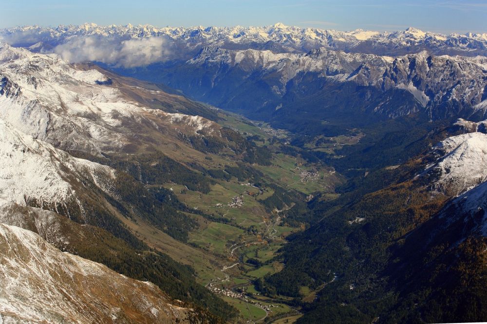Zernez aus der Vogelperspektive: Berglandschaft am Inntal in Zernez im Kanton Graubünden, Schweiz