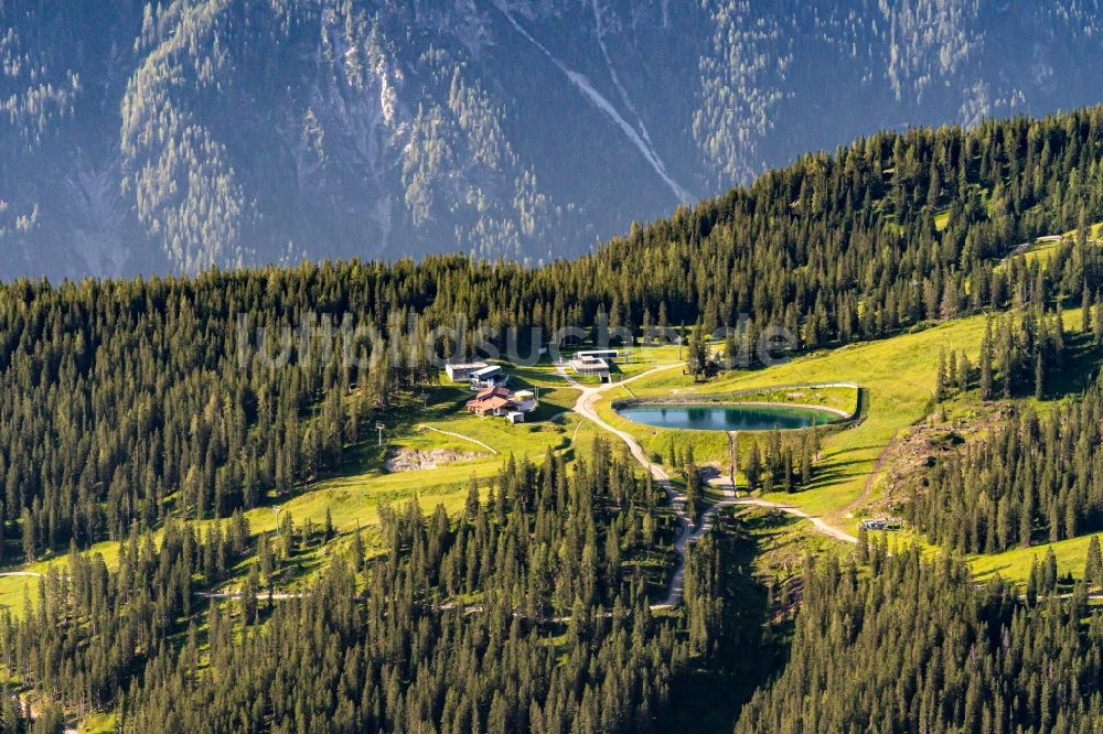 Lermoos von oben - Berglandschaft in Lermoos in Tirol, Österreich
