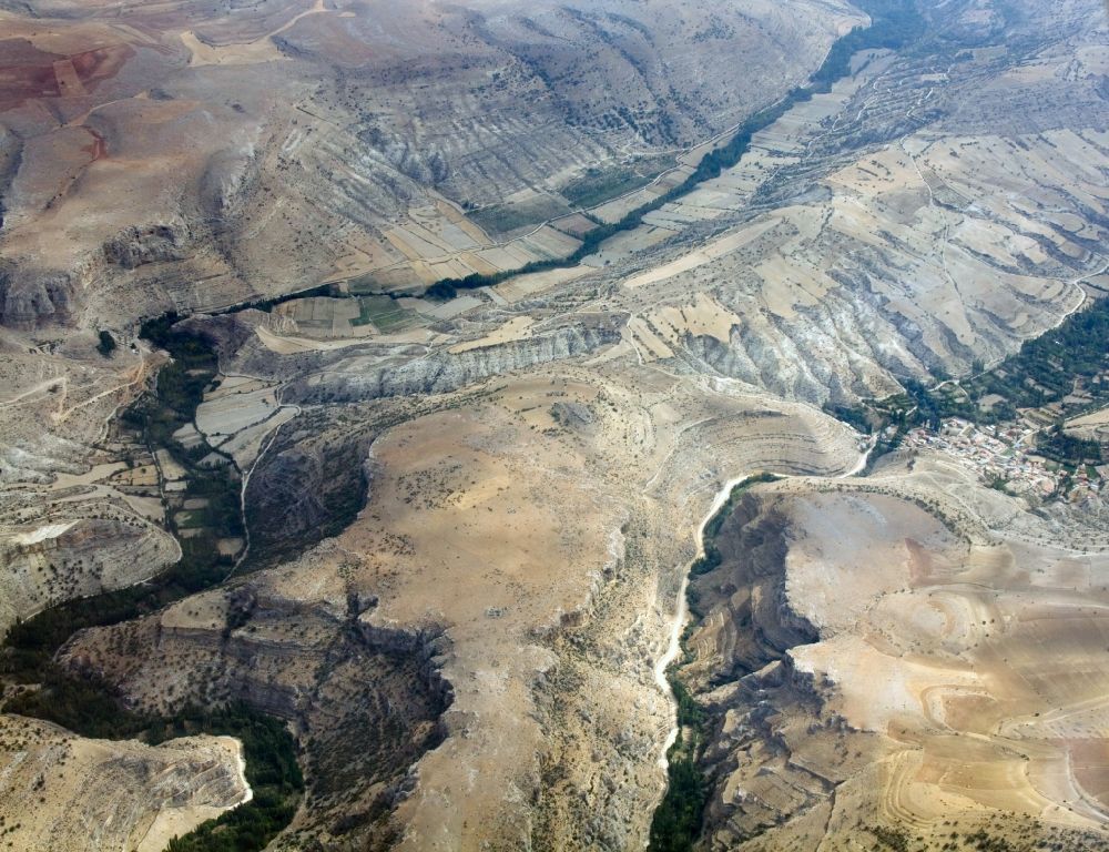 Karaman aus der Vogelperspektive: Berglandschaft des südanatolischen Hochland bei Karaman in der Türkei