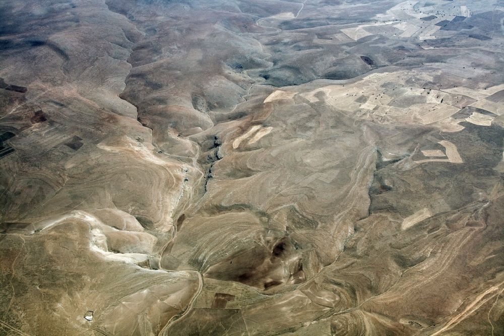 Karaman aus der Vogelperspektive: Berglandschaft des südanatolischen Hochland bei Karaman in der Türkei