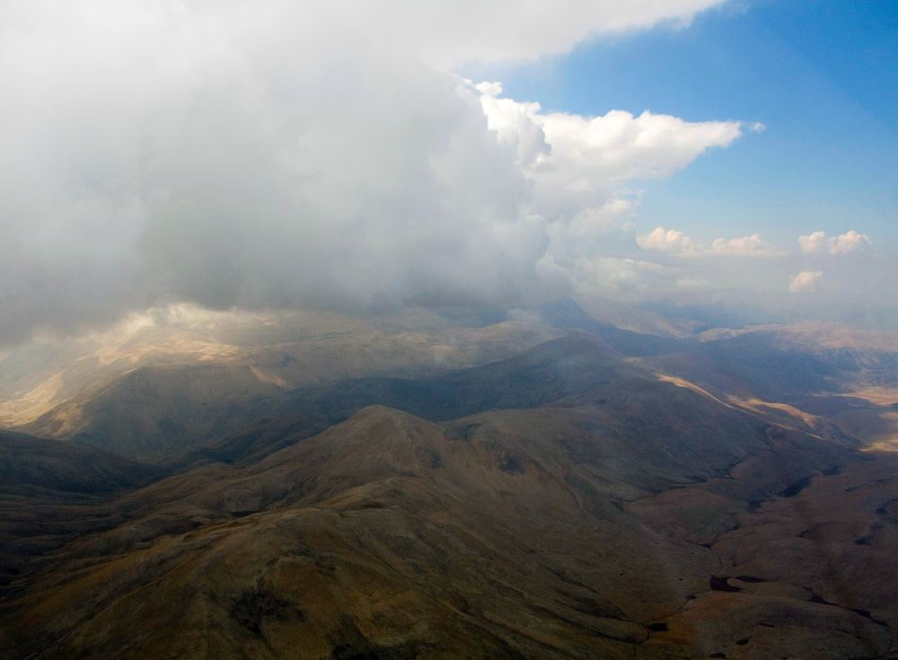 Kuzca aus der Vogelperspektive: Berglandschaft und Vulkanmassiv bei Kuzca in der Türkei 