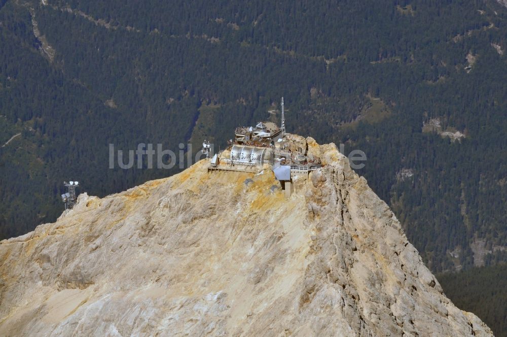 Garmisch-Partenkirchen aus der Vogelperspektive: Bergmassiv der Zugspitze in den Alpen bei Garmisch-Partenkirchen in Bayern