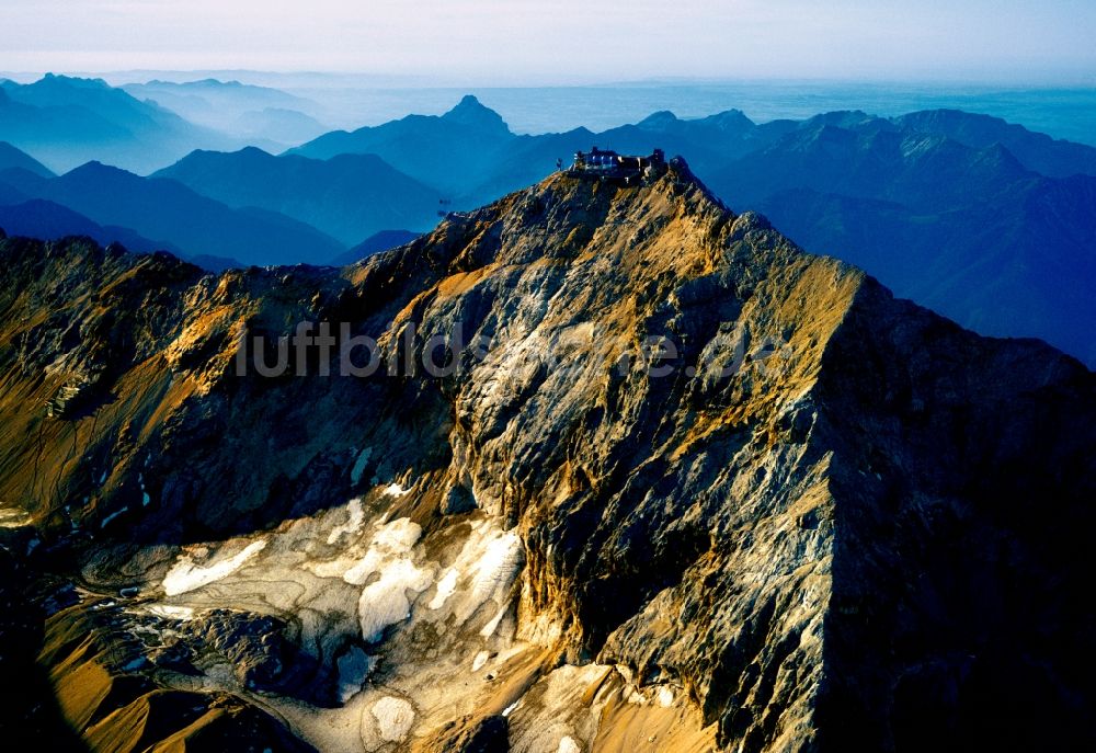 Garmisch-Partenkirchen aus der Vogelperspektive: Bergmassiv der Zugspitze in den Alpen bei Garmisch-Partenkirchen in Bayern
