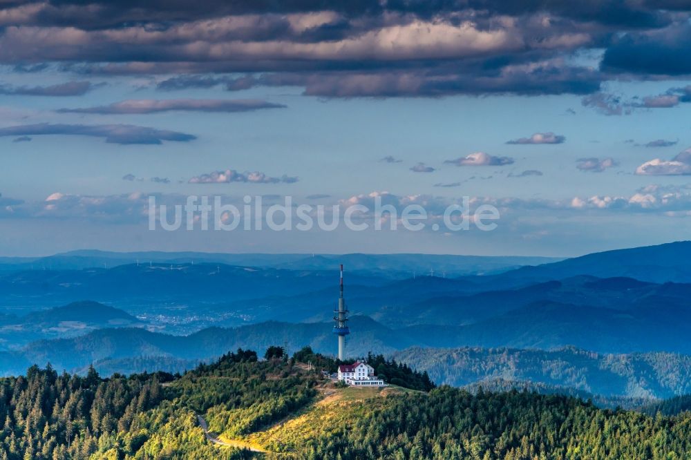 Schliengen aus der Vogelperspektive: Bergspitze des Hochblauen bei Schliengen im Bundesland Baden-Württemberg
