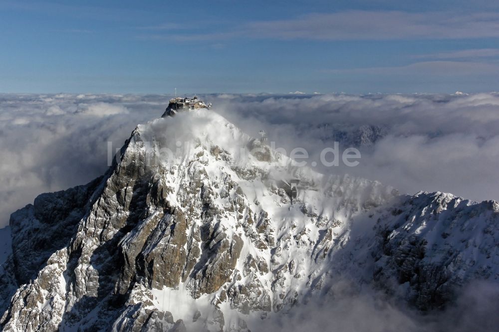 Garmisch-Partenkirchen von oben - Bergstation der Seilbahn auf dem Gipfel der der Zugspitze bei Garmisch-Partenkirchen im Bundesland Bayern