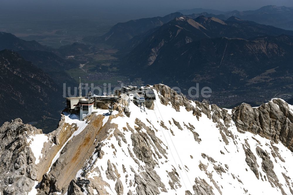 Luftaufnahme Garmisch-Partenkirchen - Bergstation der Seilbahn auf dem Gipfel der der Zugspitze bei Garmisch-Partenkirchen im Bundesland Bayern