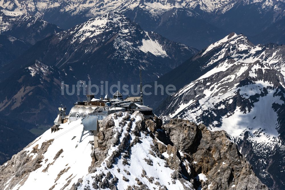 Garmisch-Partenkirchen von oben - Bergstation der Seilbahn auf dem Gipfel der der Zugspitze bei Garmisch-Partenkirchen im Bundesland Bayern