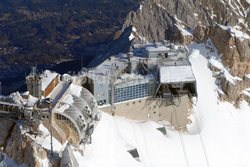 Garmisch-Partenkirchen aus der Vogelperspektive: Bergstation der Seilbahn auf dem Gipfel der der Zugspitze bei Garmisch-Partenkirchen im Bundesland Bayern