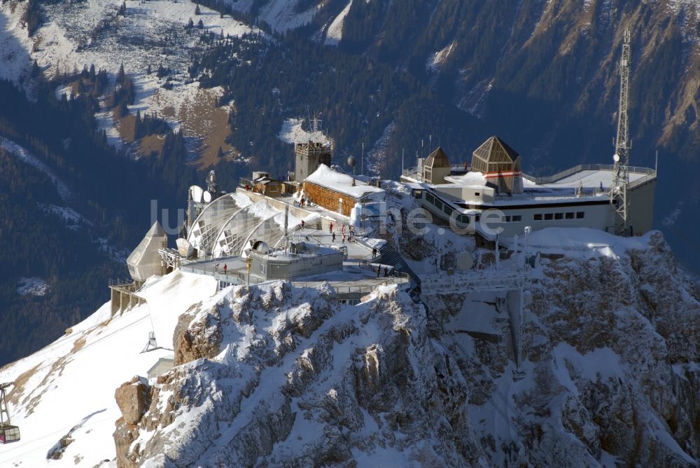 Luftaufnahme Garmisch-Partenkirchen - Bergstation der Seilbahn auf dem Gipfel der der Zugspitze bei Garmisch-Partenkirchen im Bundesland Bayern