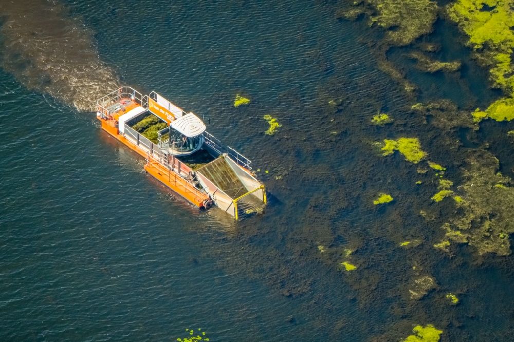 Herbede aus der Vogelperspektive: Bergung von Algen auf der Wasseroberfläche des Kemnader See in Herbede im Bundesland Nordrhein-Westfalen, Deutschland