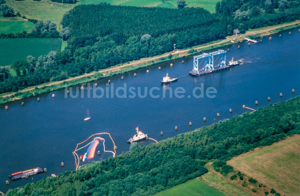 Luftbild Dückerswisch - Bergungsarbeitung am Schiffs - Wrack der UNO im Nord-Ostsee-Kanal in Dückerswisch im Bundesland Schleswig-Holstein, Deutschland