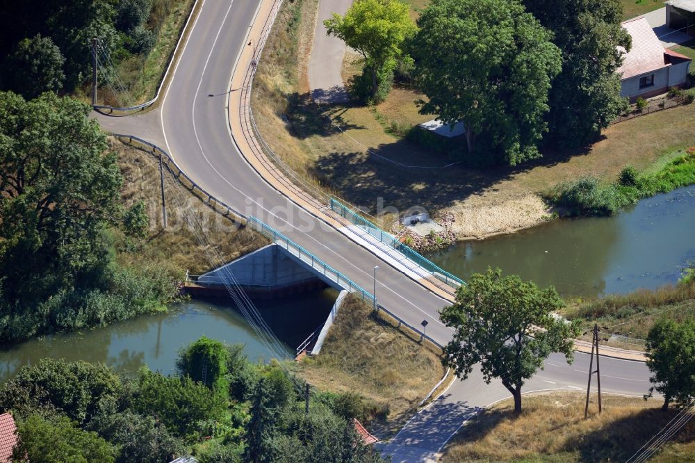 Luftaufnahme Bergzow - Bergzower Brücke B24 über dem Bergzower Altkanal im Bundesland Sachsen-Anhalt