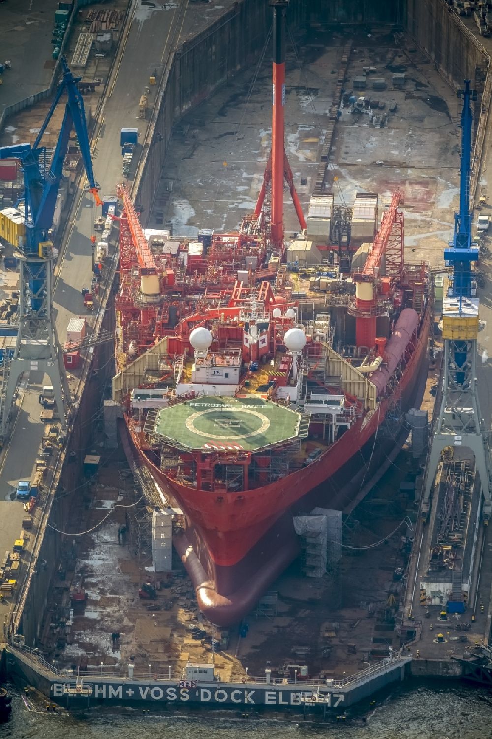 Hamburg von oben - Überholungs- und Wartungsarbeiten am Forschungsschiff Petrojarl Banff im Trockendock der Blohm und Voss Dock Elbe in Hamburg