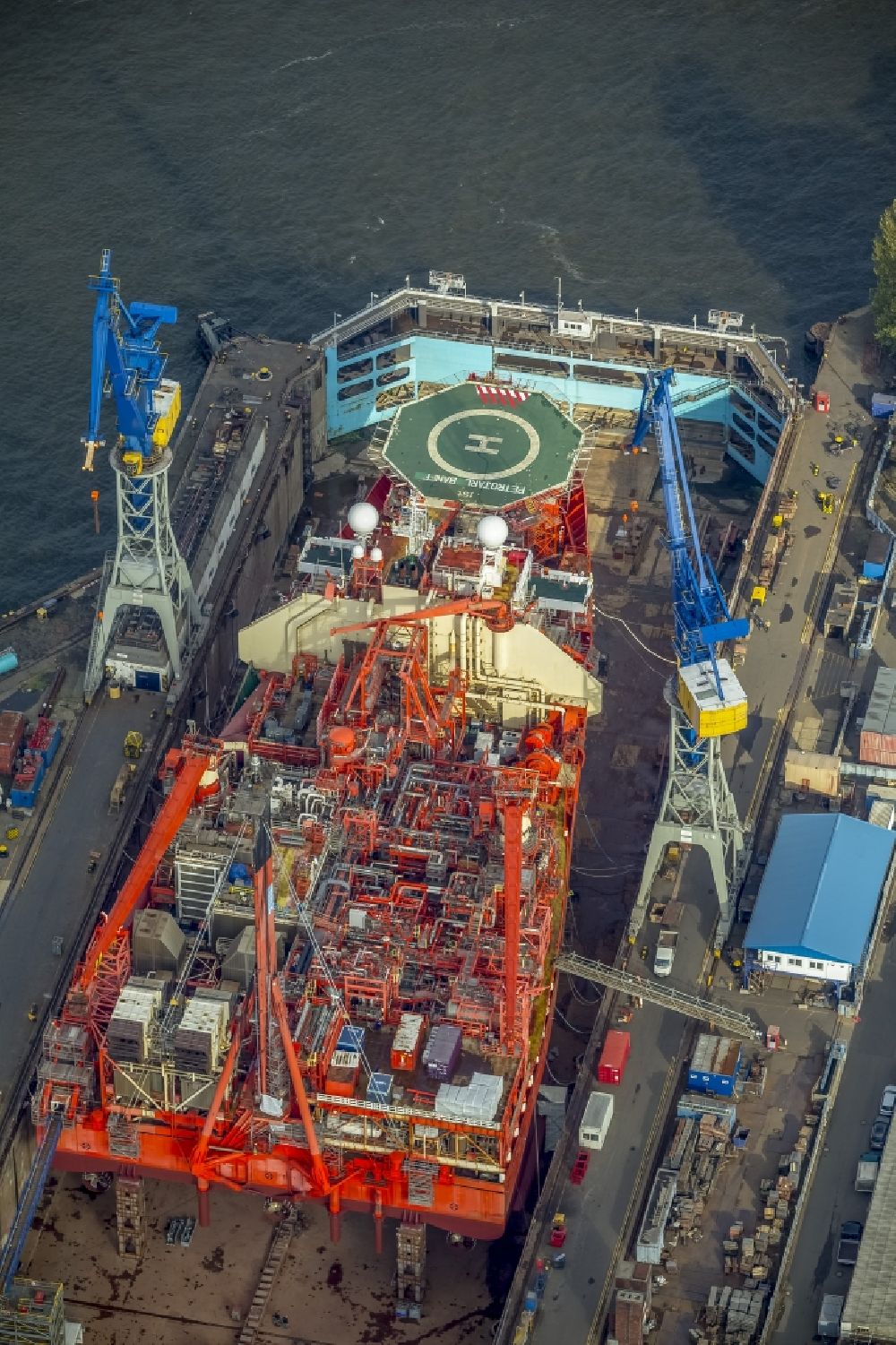 Luftaufnahme Hamburg - Überholungs- und Wartungsarbeiten am Forschungsschiff Petrojarl Banff im Trockendock der Blohm und Voss Dock Elbe in Hamburg