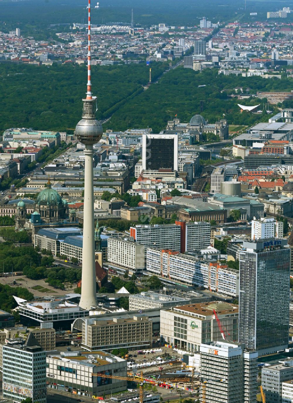 Berlin aus der Vogelperspektive: Berliner Fernsehturm in Berlin, Deutschland