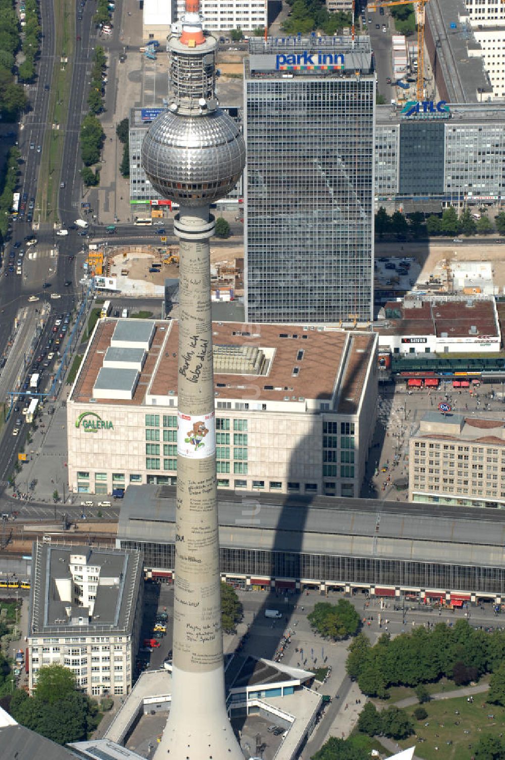 Luftbild Berlin - Berliner Fernsehturm mit Liebesbotschaften