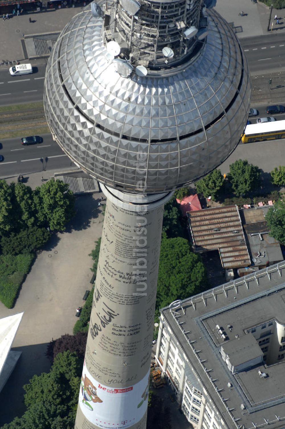 Berlin von oben - Berliner Fernsehturm mit Liebesbotschaften