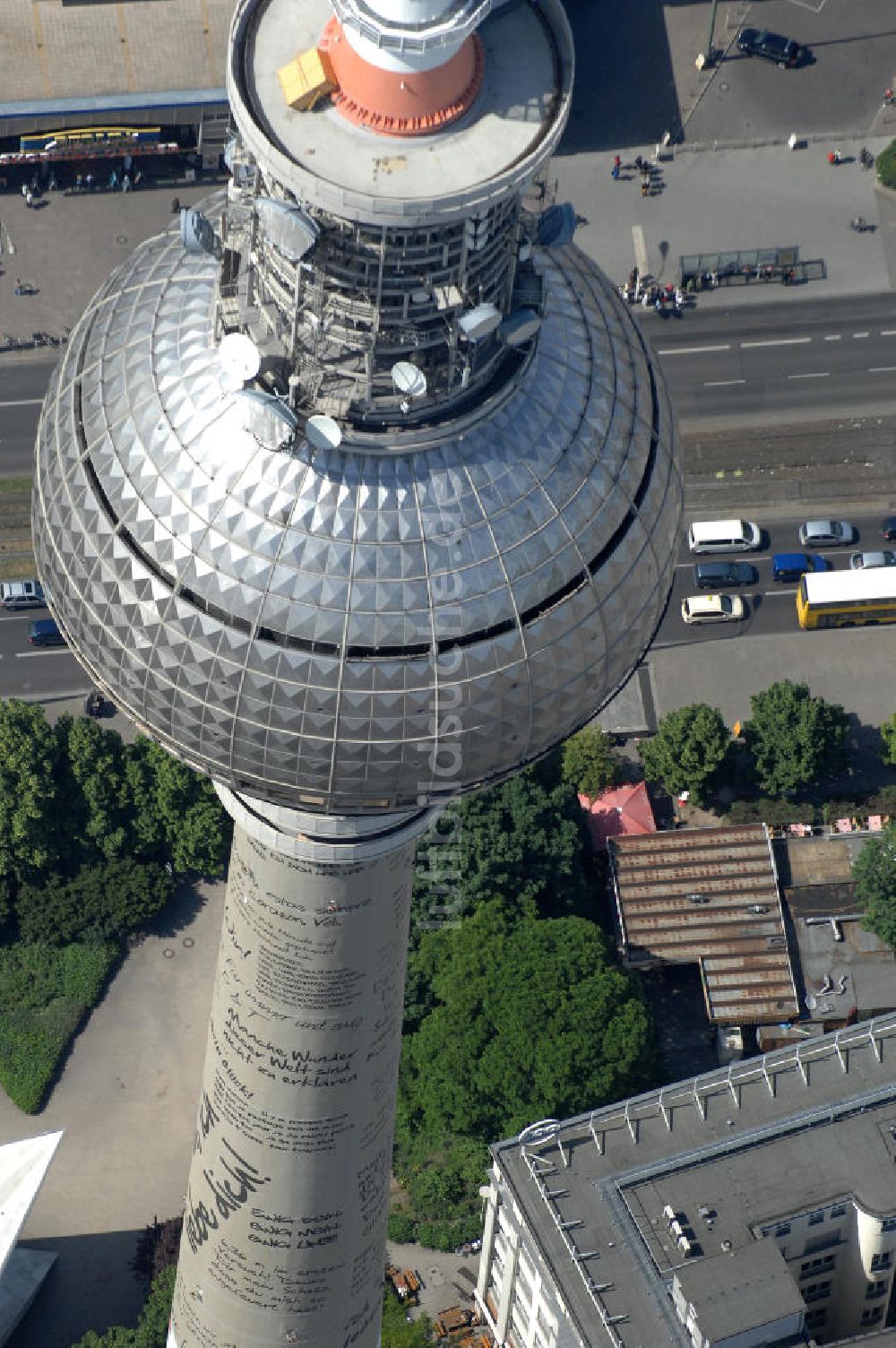 Berlin aus der Vogelperspektive: Berliner Fernsehturm mit Liebesbotschaften