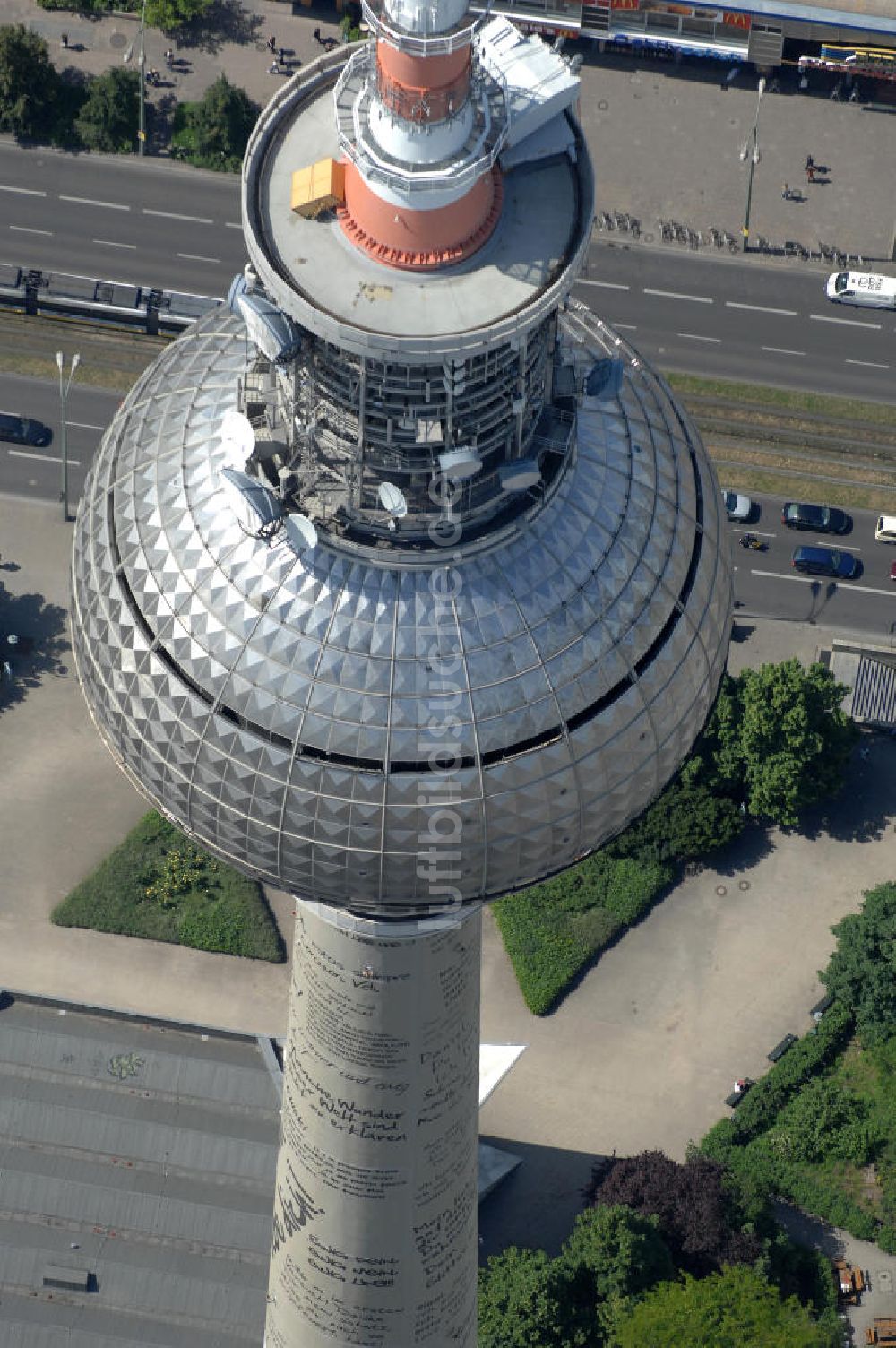 Luftbild Berlin - Berliner Fernsehturm mit Liebesbotschaften