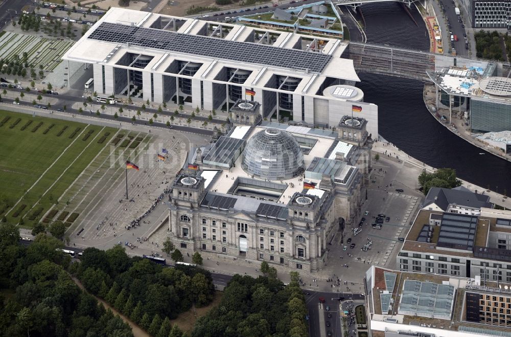 Berlin aus der Vogelperspektive: Berliner Reichstag am Spreebogen in Berlin - Mitte