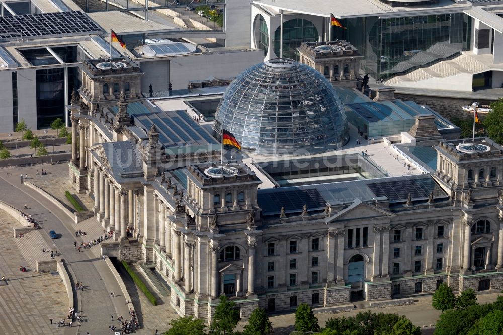 Berlin von oben - Berliner Reichstag am Spreebogen in Berlin - Mitte