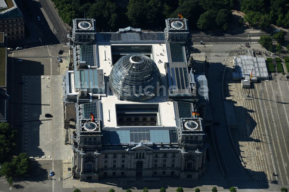 Luftbild Berlin - Berliner Reichstag am Spreebogen in Berlin - Mitte