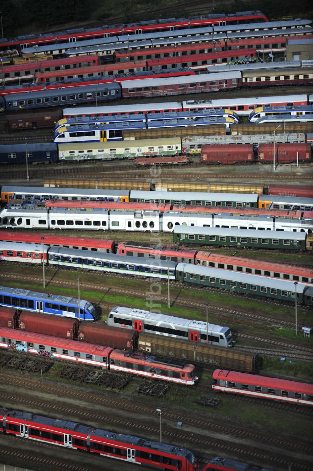 Delitzsch aus der Vogelperspektive: übernommenen Werk der SFW Schienenfahrzeugwerk Delitzsch GmbH gehört nunmehr zum größten Instandhaltungsdienstleistungen für Schienenfahrzeuge in Europa