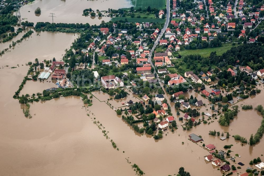 Luftaufnahme Heidenau - Überschwemmungen während und nach dem Hochwasser am Ufer der Elbe in Heidenau im Bundesland Sachsen