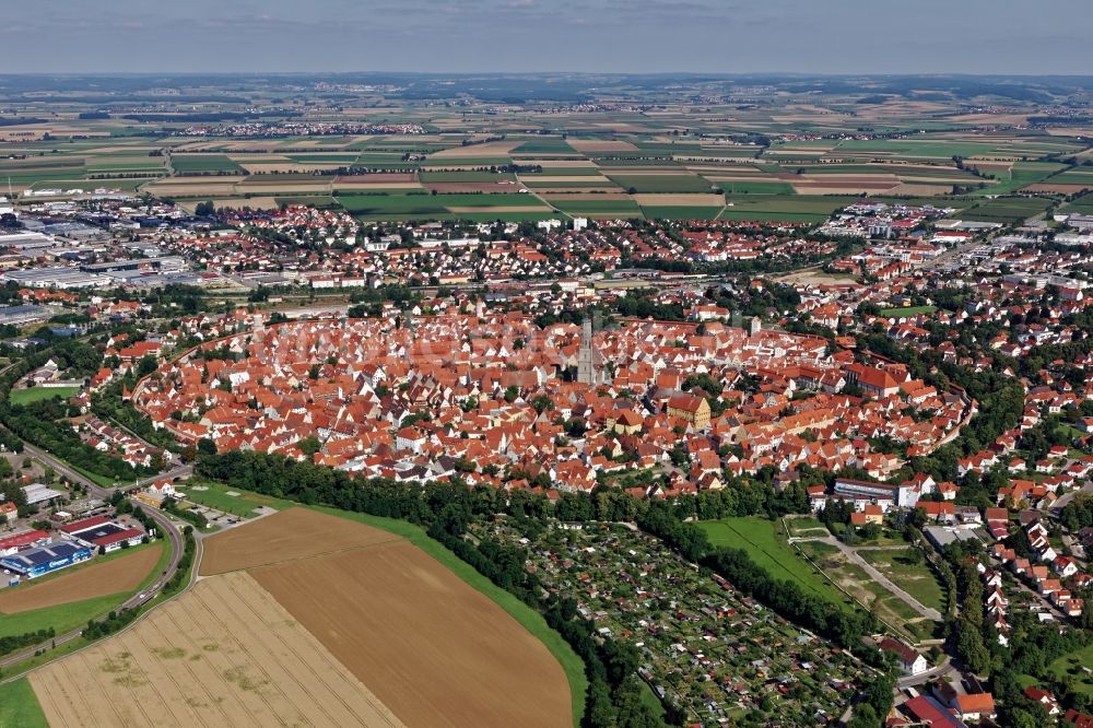 Nördlingen aus der Vogelperspektive: Übersicht über den Altstadtbereich von Nördlingen im Bundesland Bayern