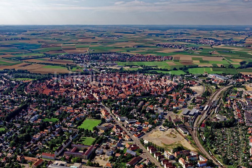 Nördlingen von oben - Übersicht über den Altstadtbereich von Nördlingen im Bundesland Bayern