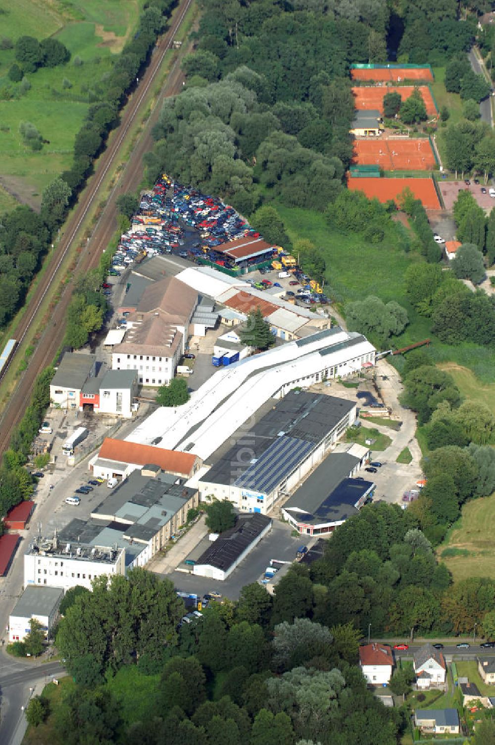 Luftbild Neuenhagen - Übervolle Lager der Autoverwertung PRIES & FRIESE am Rosa-Luxemburg-Damm 1 in 15366 Neuenhagen - Fredersdorf